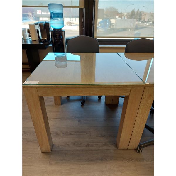 LOT DE 3 TABLES 35.5, X 35.5" X 31", 2- DESSUS EN VERRE ENDOMMAGÉ