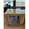 Image 1 : LOT DE 3 TABLES 35.5, X 35.5" X 31", 2- DESSUS EN VERRE ENDOMMAGÉ