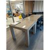 Image 2 : LOT DE 3 TABLES 35.5, X 35.5" X 31", 2- DESSUS EN VERRE ENDOMMAGÉ