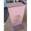 Image 2 : 2 ROSES IN DISPLAY CASES