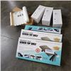 Image 1 : 3 SCREEN TOP SHELF, 3 FABRIC SHAVERS AND 3 KIDS GROWTH CHARTS