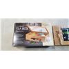 Image 3 : BAMBOO TEA BOX AND CUTTING BOARD SET
