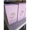Image 2 : 3 ROSES IN DISPLAY CASES