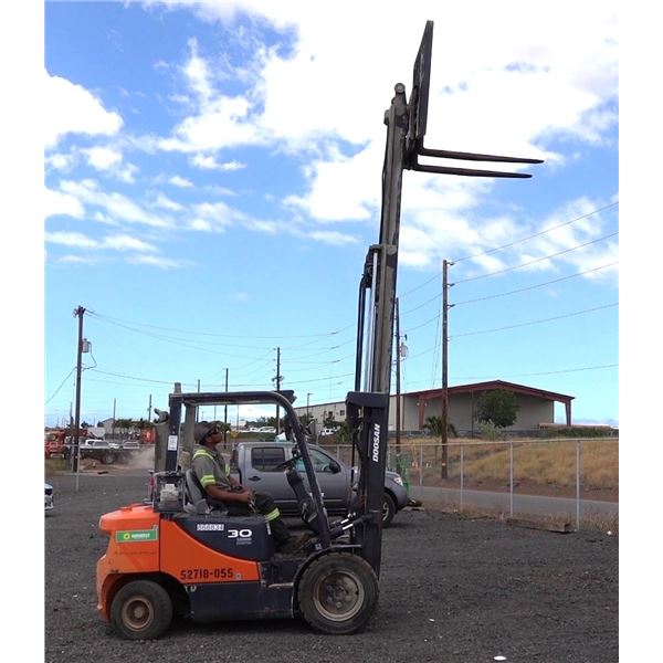 Doosan D30S-7 Forklift (Runs & Lifts - See Video)