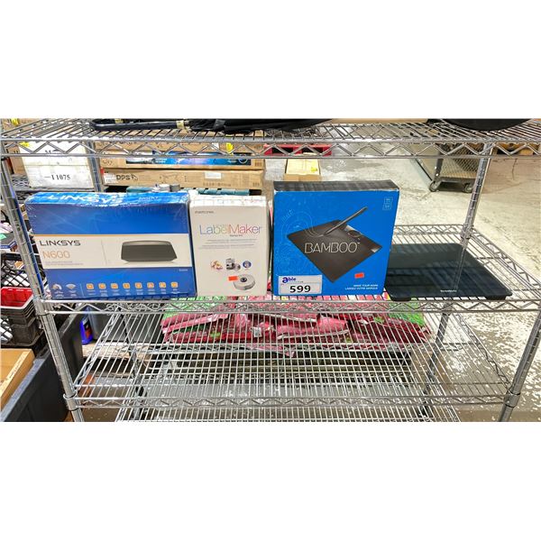 SHELF OF ASSORTED ITEMS INCLUDING; LINKSYS N600 DUAL BAND WI-FI ROUTER, MEMOREX LABELMAKER STARTER