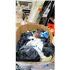 Image 2 : BIN OF ASSORTED BLANKETS/CLOTHING & BAGS
