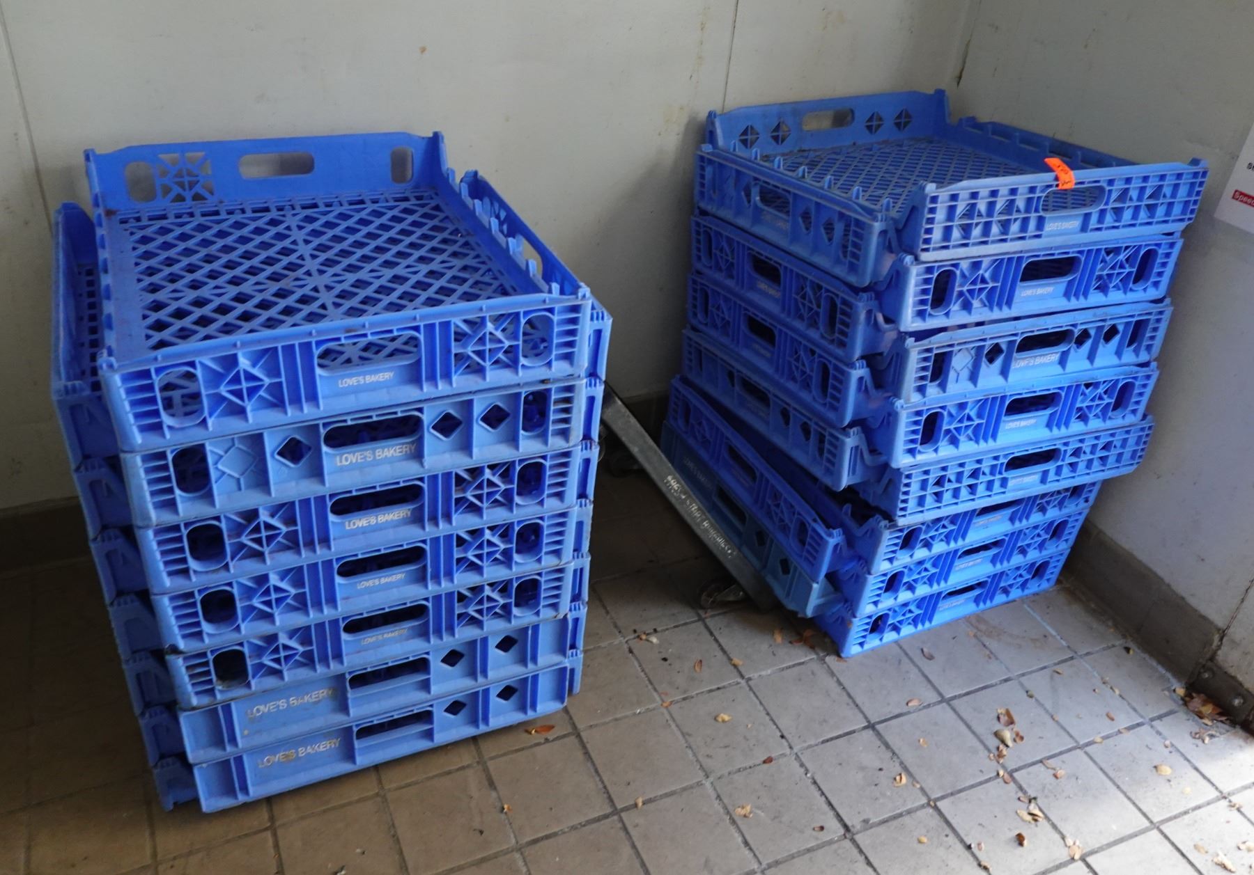 Qty 15 Love's Bakery Blue Plastic Stacking Bread Trays 22" x 25" on Rack