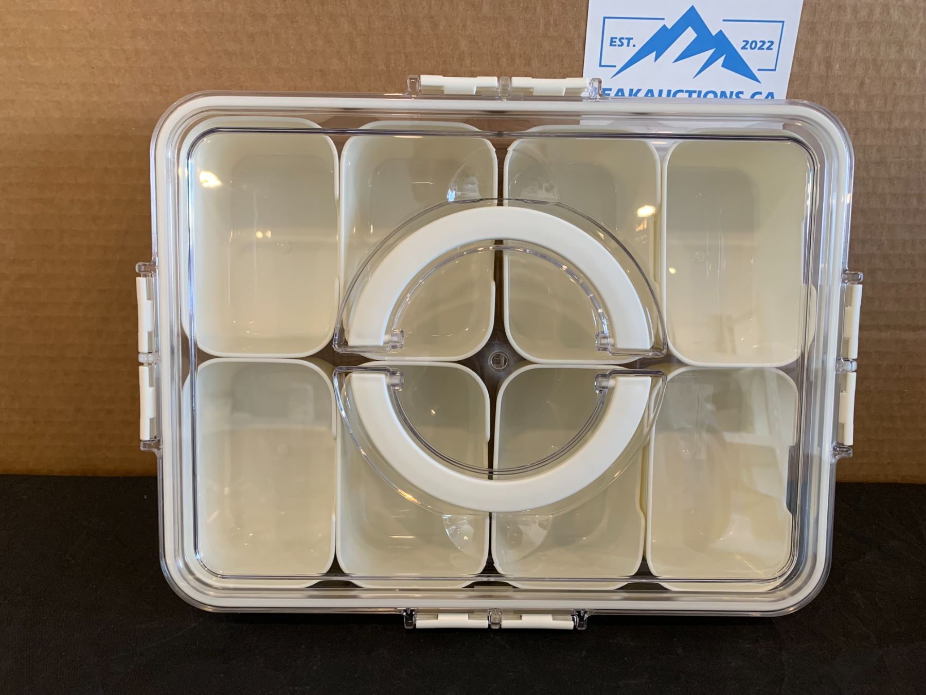 Plastic Enclosed Container with 8 Separate Removable Compartments