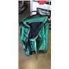 Image 2 : 2 HOCKEY BAGS AND A CAR SEAT