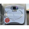Image 2 : AVENT BREAST PUMP AND SCALE
