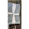Image 2 : KING SIZE DUVET COVER SET AND 4 PILLOW SHAMS