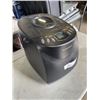 Image 1 : HAMILTON BEACH BREAD MAKER AND DECOR ITEMS