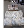 Image 1 : QUEEN SIZE DUVET COVER SET AND 4 PILLOW SHAMS