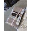 Image 2 : QUEEN SIZE DUVET COVER SET AND 4 PILLOW SHAMS