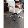 Image 3 : WHITE LEATHER ROLLING OFFICE CHAIR