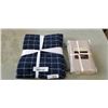 Image 1 : QUEEN SIZE DUVET COVER SET AND 4 PILLOW SHAMS