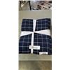 Image 2 : QUEEN SIZE DUVET COVER SET AND 4 PILLOW SHAMS