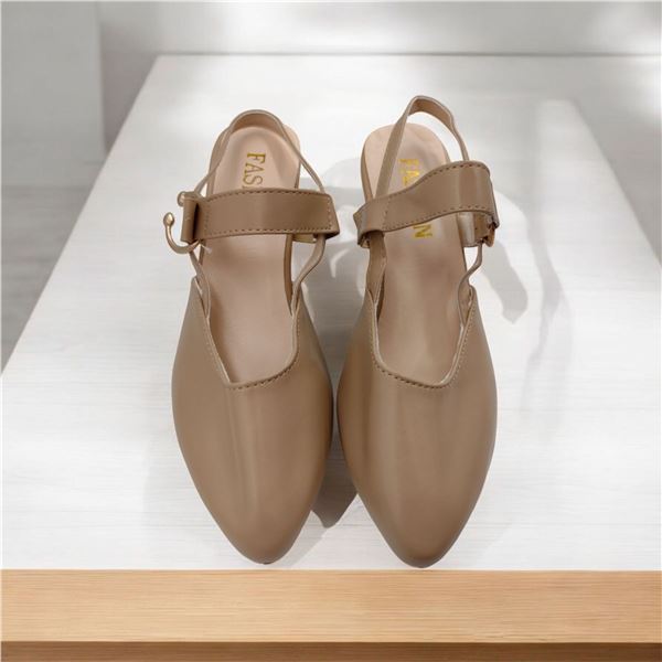 women pumps with block heels Beige with straps Size 6