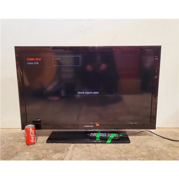 Samsung TV w/ Stand & Remote