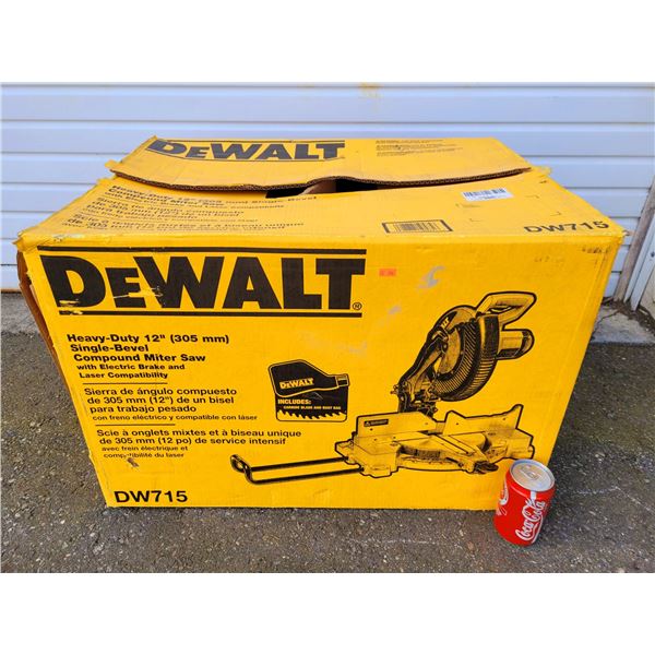 DeWalt Heavy-Duty 12" (305mm) Single-Bevel Compound Miter Saw