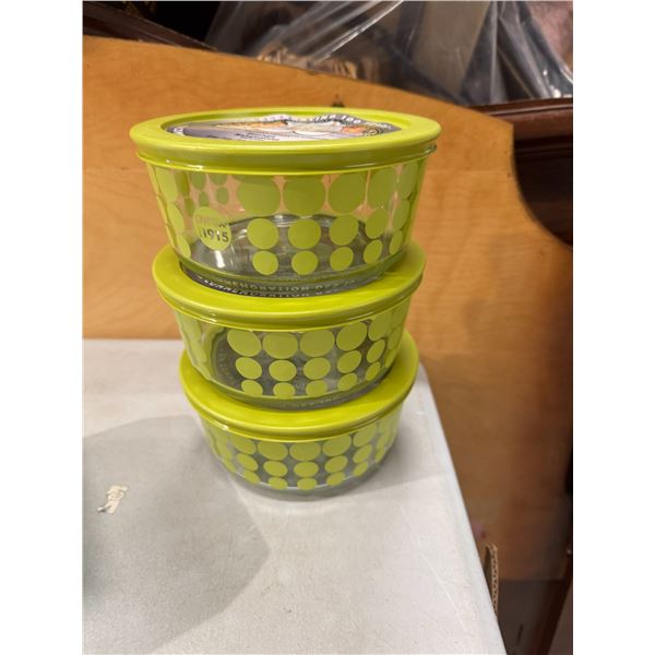 Pyrex lidded  bowls