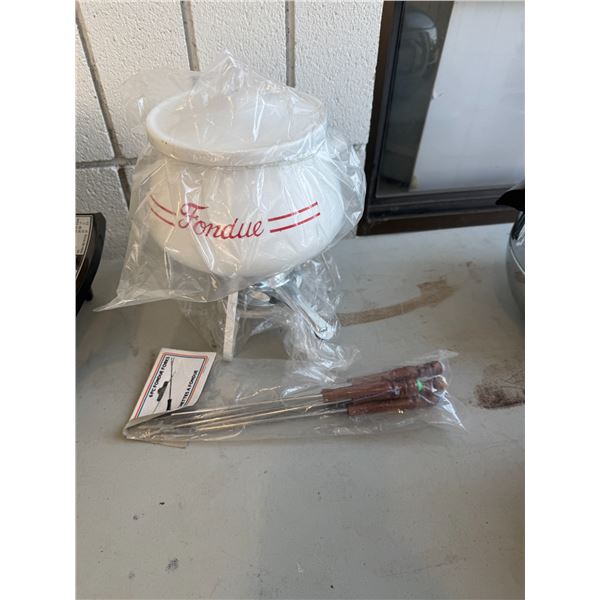 Fondue pot and forks