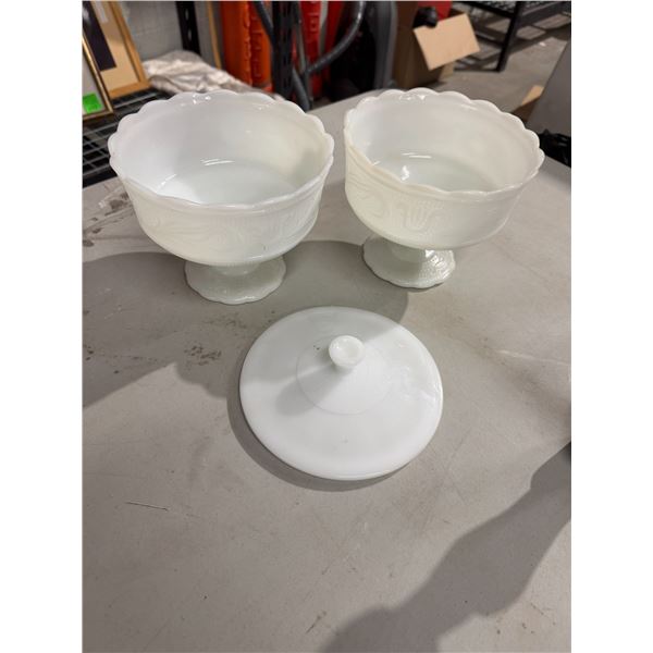 Pedestal bowls and a lid