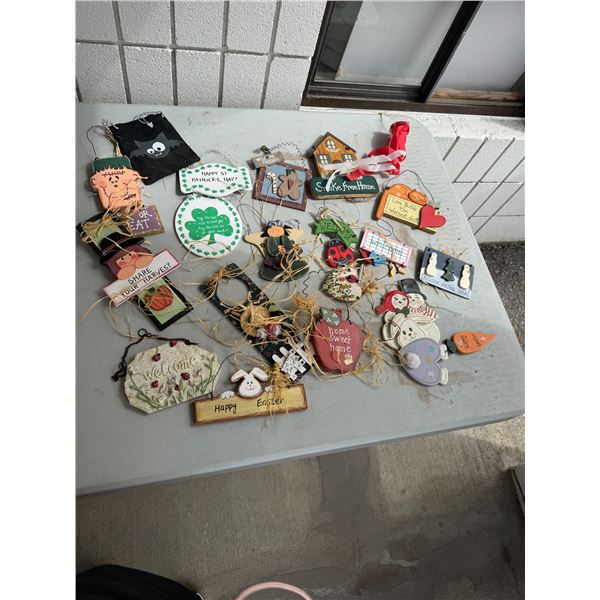 Assorted decor signs