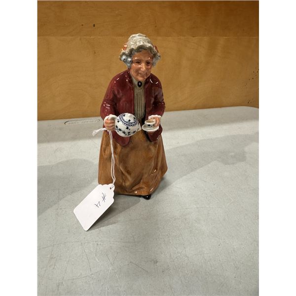 Royal Dalton 1966  "tea time"figure