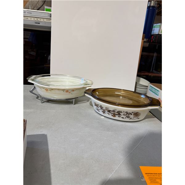 Vintage pyrex baking dishes with one stand