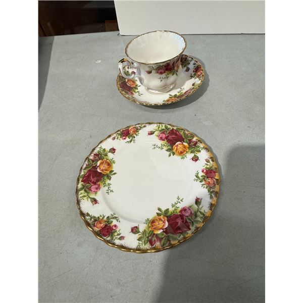 Royal Albert old country roses, trio