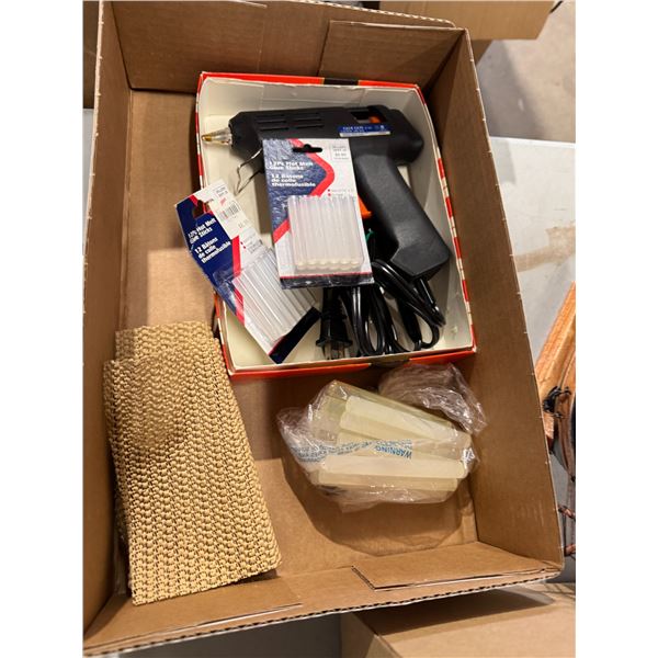 Glue gun and glue sticks