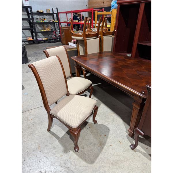 Table 6 chairs and two leaves