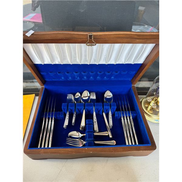 Cutlery in cutlery case