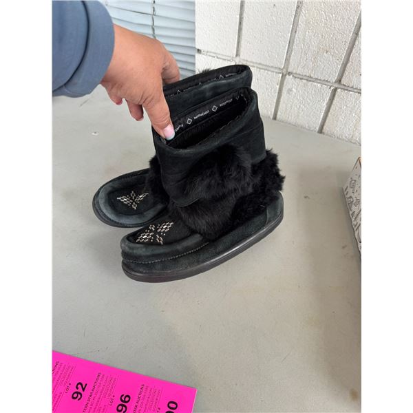 Manitobah Mukluks  size 3