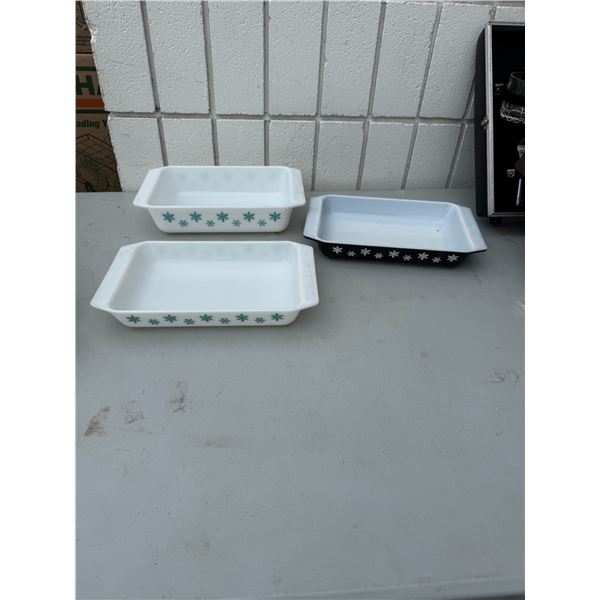 Vintage Pyrex baking dishes