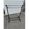 Image 1 : Clothing rack