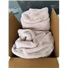 Image 1 : 3 Soft, fuzzy blankets