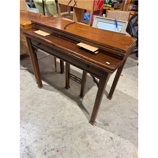 Antique gate leg expandable table with three leaves