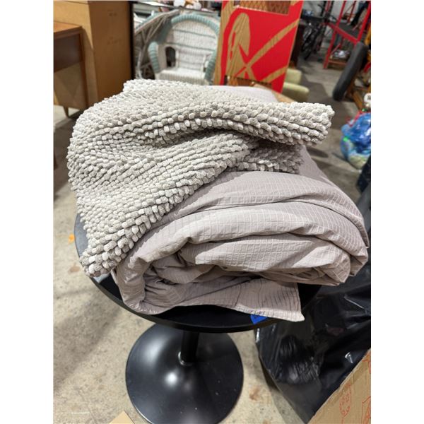 Bathmat and duvet cover with duvet queen size?