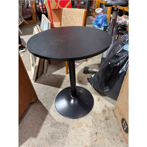 Pedestal table
