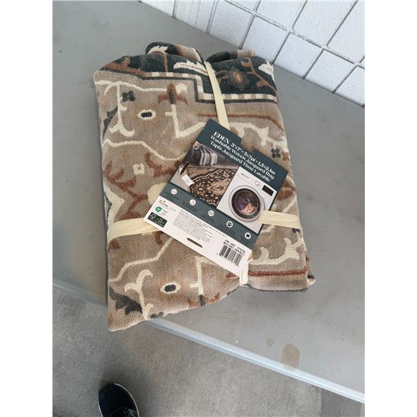 Washable woven Jacard rug 5' x 7'