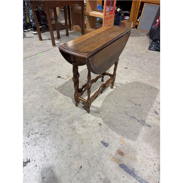 Folding gate leg table