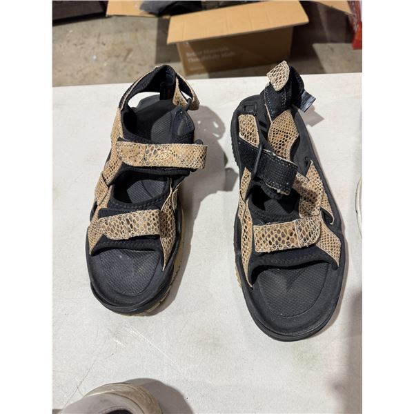 Sandals size 10
