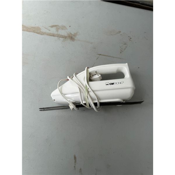 Electric knife with foreign end