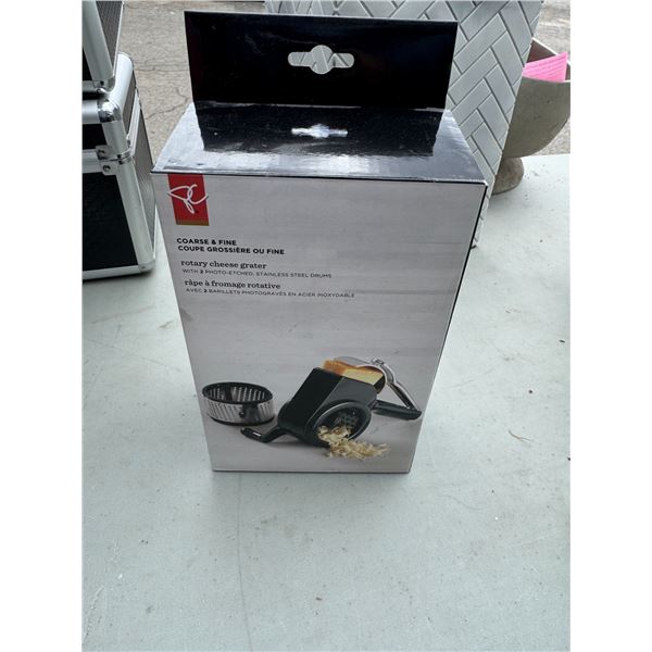 Rotary cheese grater