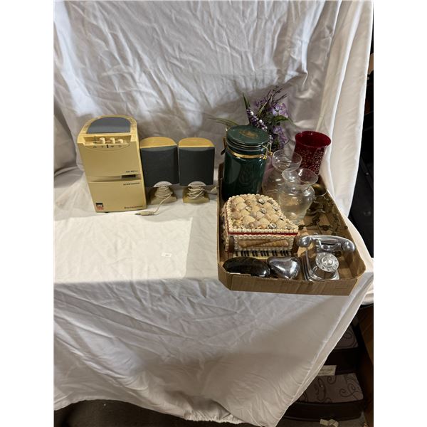 Vases decor and speakers