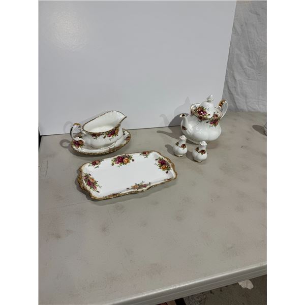 Old country roses, China teapot has cracky pictures