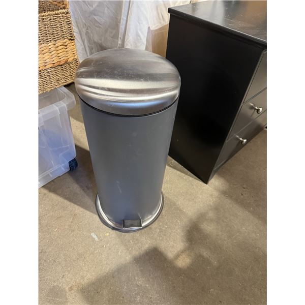 Step garbage can