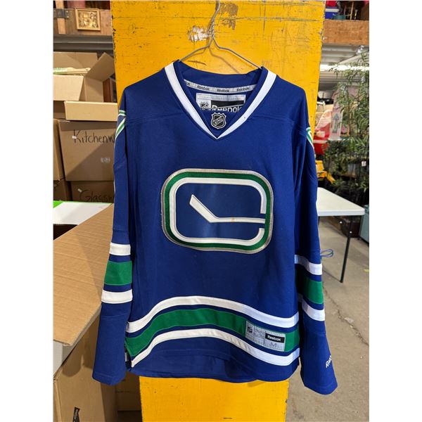 Canucks jersey medium